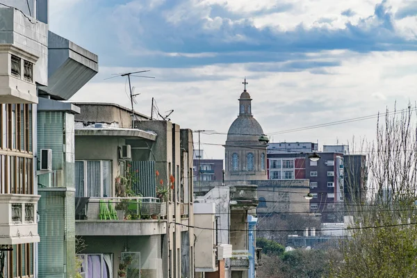 Budynki i Kościół w mieście Montevideo, Urugwaj — Zdjęcie stockowe