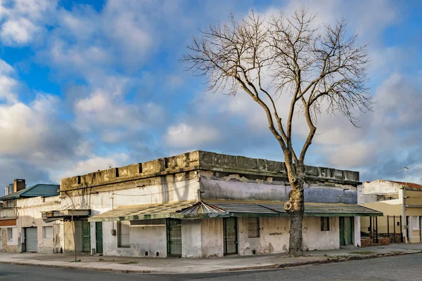 Escena urbana típica del barrio, Montevideo, Uruguay — Foto de Stock