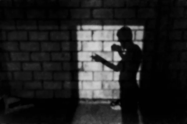 Silhouette homme au mur de briques — Photo
