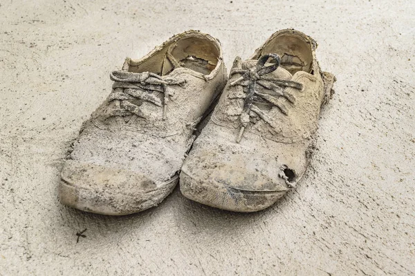 Zapatos de trabajador de construcción dañados — Foto de Stock