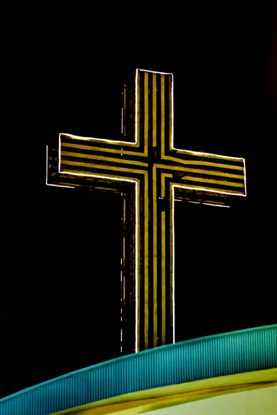 教会の建物の上に大きな十字 — ストック写真