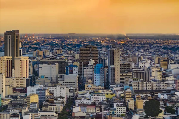 Guayaquil มุมมองทางอากาศจากเครื่องบินหน้าต่าง — ภาพถ่ายสต็อก