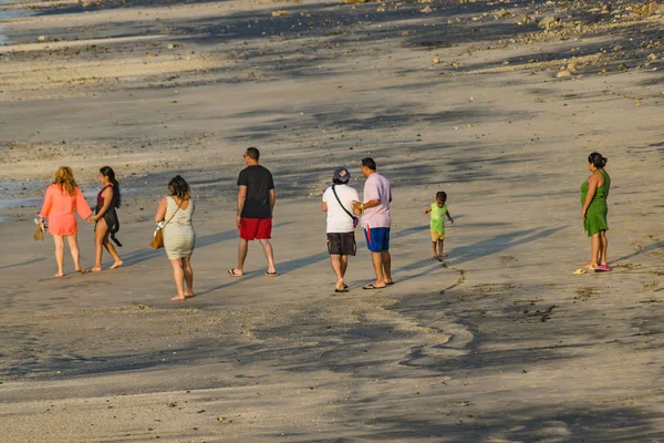 Gruppo di adulti che camminano sulla spiaggia — Foto Stock