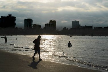 Gün batımı arka ışık olay yerinde Salinas Beach, Ecuador