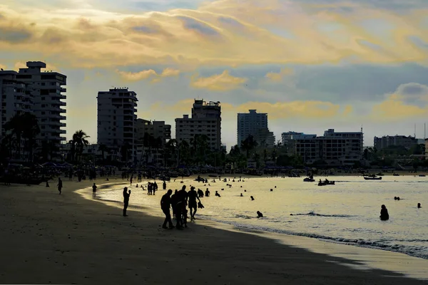 Playa Salinas y modernos edificios frente al mar, Ecuador —  Fotos de Stock