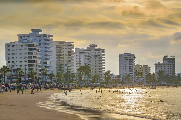 Playa Salinas y modernos edificios frente al mar, Ecuador — Foto de Stock