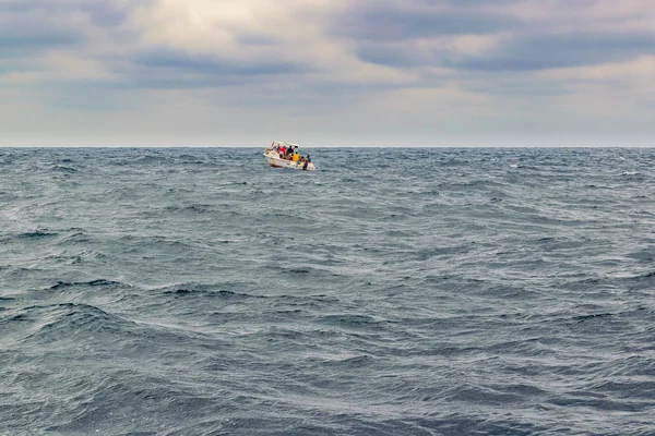 Barco com Turista no Oceano Pacífico, Salinas, Equador — Fotografia de Stock