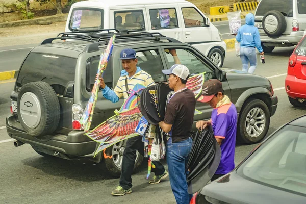 Straßenhändler mitten im Verkehr, guayaquil, ecuador — Stockfoto