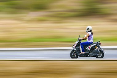 Yetişkin kadın scooter adlı açık sürüş