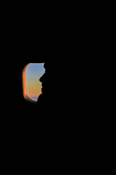 Lato faccia uomo silhouette a aereo interno — Foto Stock