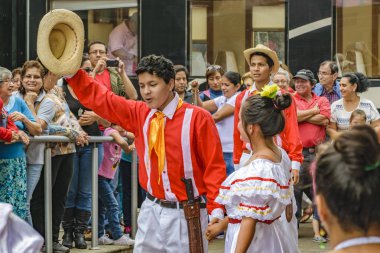 İnsanlar tipik kostüm dans, Bucay, Ecuador