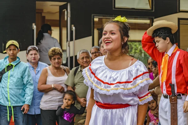 İnsanlar tipik kostüm dans, Bucay, Ecuador