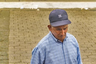 Street şapkalı yaşlı adam