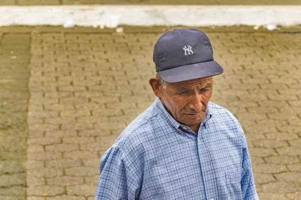 Alter Mann mit Hut auf der Straße — Stockfoto