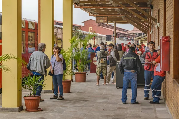 People at Duran Train Station, Ecuador — Stock Photo, Image