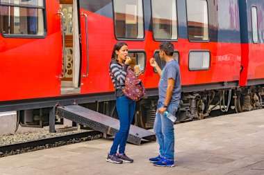 Genç çift tren istasyonunda, Guayas, Ecuador