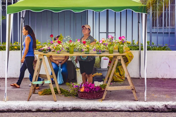 Взрослые женщины - уличные торговцы, Гуаяс, Эквадор — стоковое фото