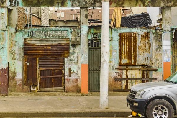 Fachada de Casa Dañada de Clase Baja, Guayas, Ecuador — Foto de Stock