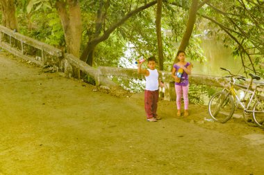 Nehri, Guayas District, Ekvator yakınında iki çocuk