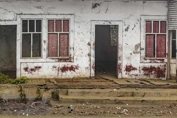 Façade de maison abandonnée — Photo