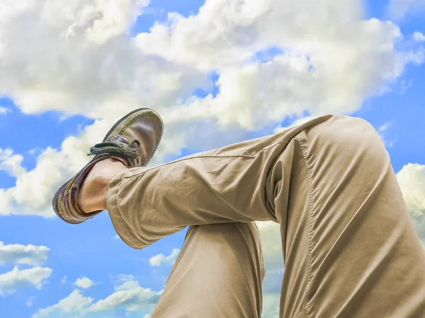 Körperteil Mann mit Hose bei blauem Himmel — Stockfoto
