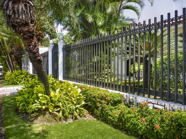 Detaljvy av eleganta hus på Urdesa District, Guayaquil, Ecuador — Stockfoto