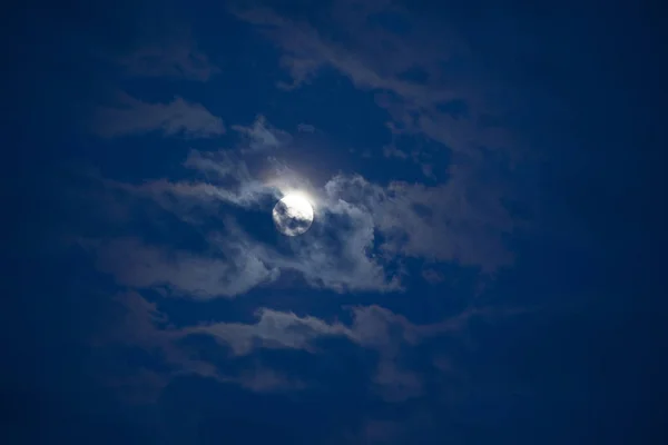 Luna en el cielo azul —  Fotos de Stock