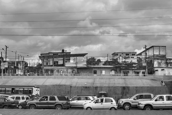 Движение на главной авеню на окраине Гуаякиля — стоковое фото