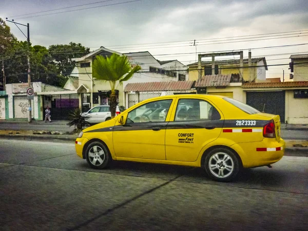 Автомобиль на улице, Гуаякиль, Эквадор — стоковое фото