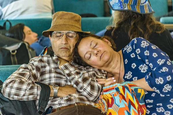 Vieux couple traînant à l'aéroport — Photo