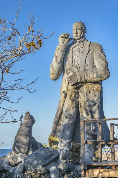 Monumento a Charles Darwin, Islas Galápagos, Ecuador — Foto de Stock
