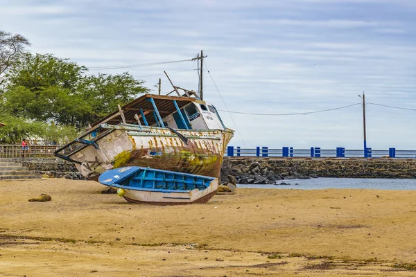 Schiffe und Boote am Strand geparkt — Stockfoto