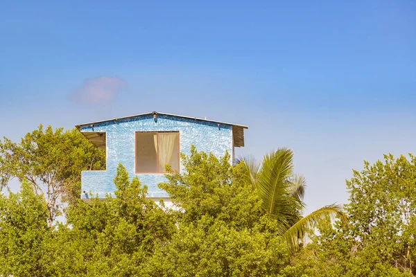 Casa en la cima de la colina — Foto de Stock