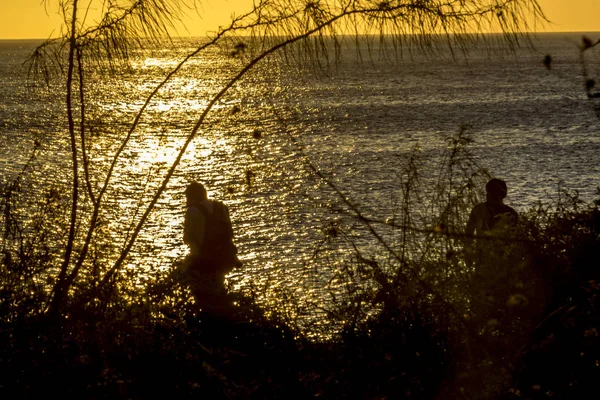 Persone in spiaggia al tramonto, Galapagos, Ecuador — Foto Stock