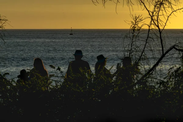 Persone in spiaggia al tramonto, Galapagos, Ecuador — Foto Stock