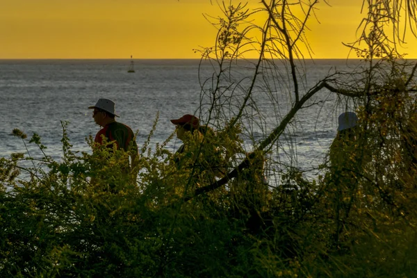 People at Beach at Sunset Time, Galapagos, Équateur — Photo