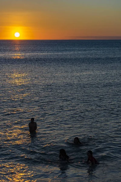 Personas en la playa al atardecer, Galápagos, Ecuador — Foto de Stock