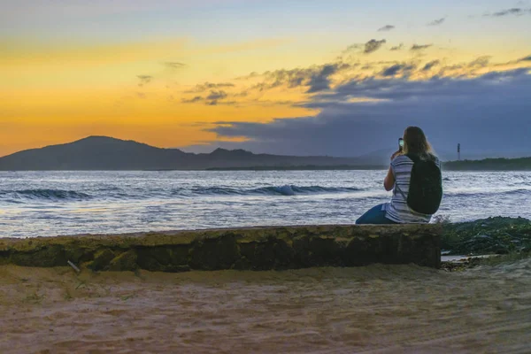 Femme prenant des photos à la plage au coucher du soleil, Galapagos, Équateur — Photo