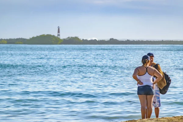 Okyanus kıyısında, Galapagos, Ekvador, yetişkin çift — Stok fotoğraf