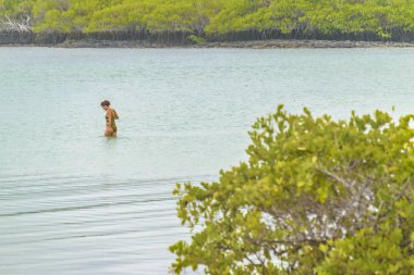 Womantaking banyo Beach, Galapagos, Ecuador