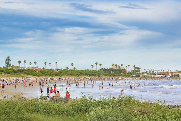 Playa llena de gente, Montevideo, Uruguay — Foto de Stock