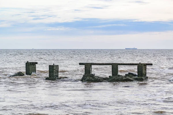 Quebrado Breakwater no rio — Fotografia de Stock