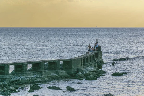 Personer fiske på vågbrytaren, Montevideo, Uruguay — Stockfoto