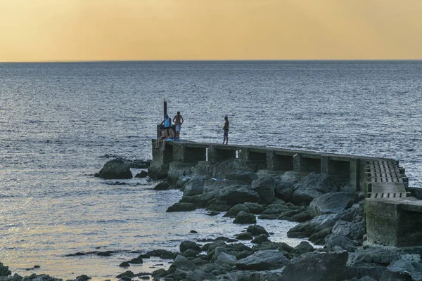 Menschen angeln am Wellenbrecher, montevideo, uruguay — Stockfoto