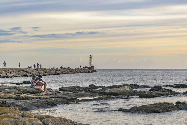 Menschen angeln am Wellenbrecher, montevideo, uruguay — Stockfoto