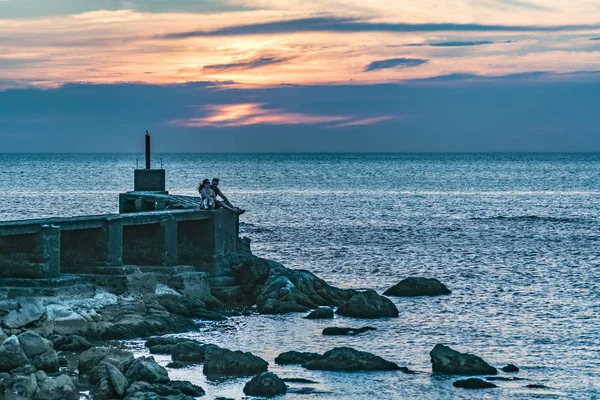 Personer på klippiga kusten, Montevideo, Uruguay — Stockfoto