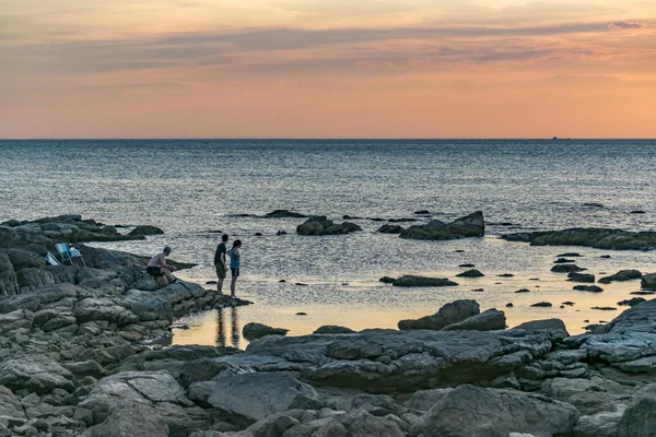 İnsanlara kayalık sahil, Montevideo, Uruguay — Stok fotoğraf