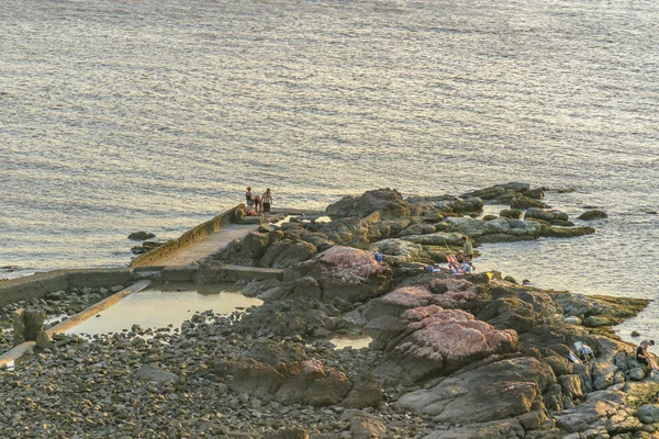 Personnes Pêche au brise-lames, Montevideo, Uruguay — Photo