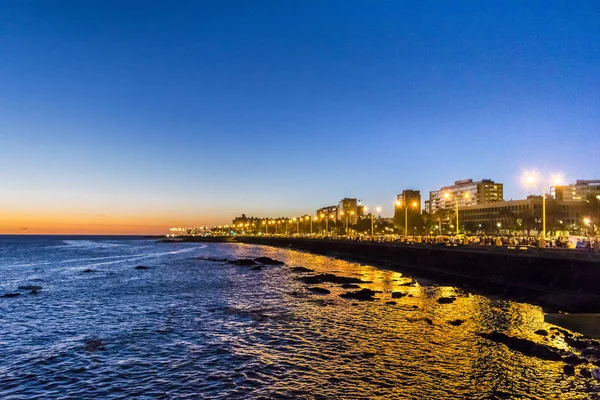 Scena urbana notturna costiera, Montevideo, Uruguay — Foto Stock