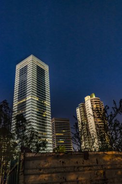 Gece sahne Modern apartmanlar